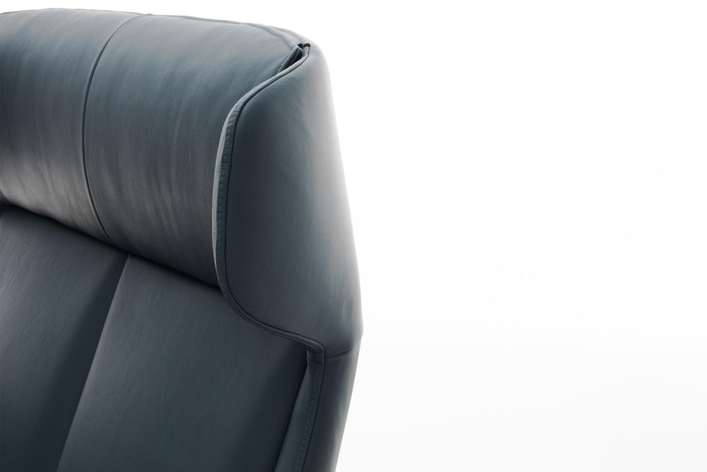 Komfortables AKARI Sofa von EXTRAFORM mit schützender Ohrenform und hoher Lehne