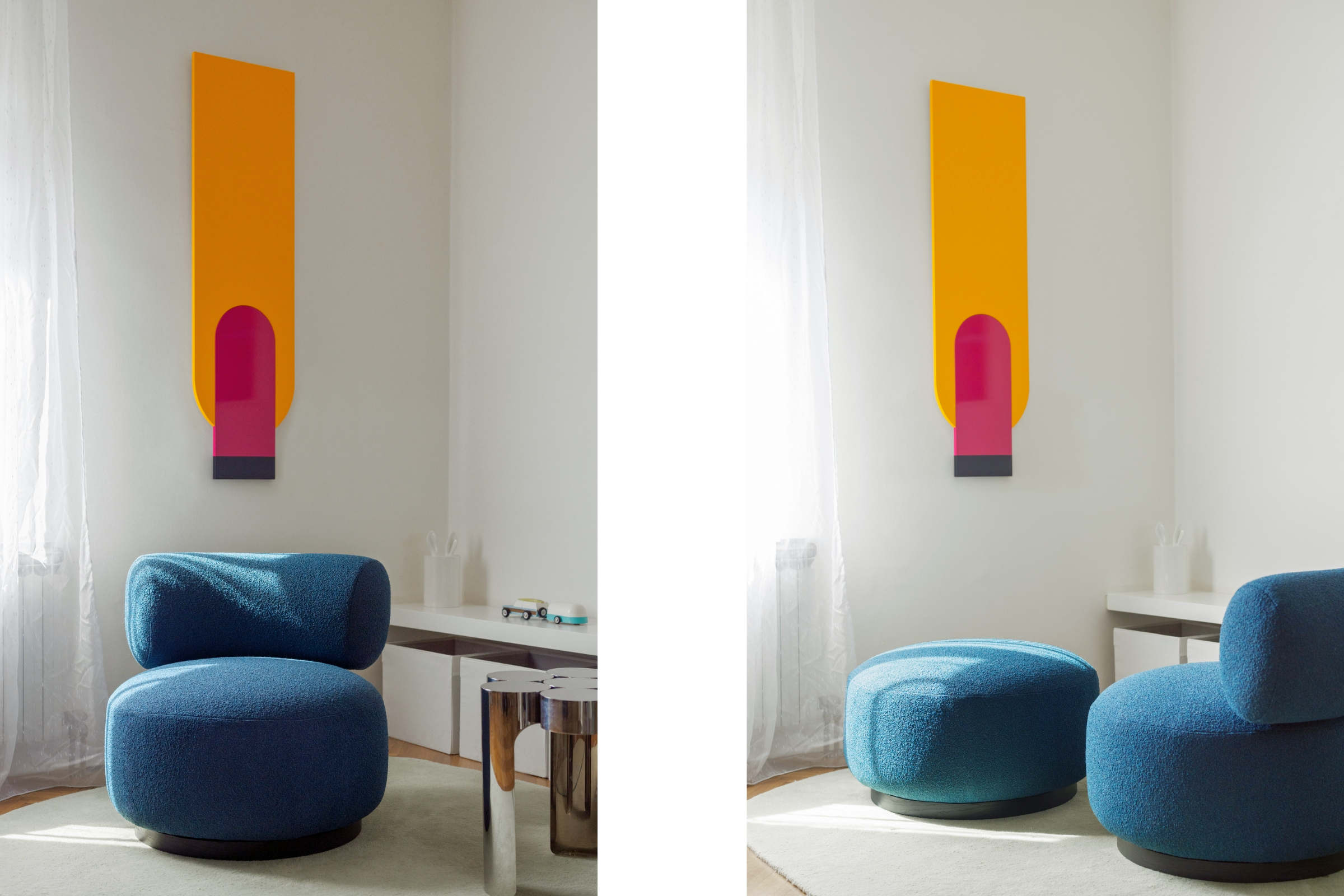 Zwei Sessel von Volumen in Blau mit Pouf in heller Einrichtung mit bunter Wandkunst