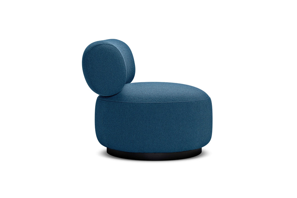 ASPEN Designer Sessel in Blau mit runder Rückenlehne auf weißem Hintergrund - Seitenansicht