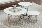 Drei ATAMAN Designer Gartenclubtische von GARDA in Beige und Blau auf einem Outdoor-Teppich mit Kaffeekanne und Tassen