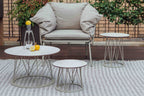 ATAMAN Designer Gartenclubtische von GARDA neben einem Gartensessel auf einem Outdoor-Teppich