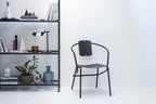 ATAMAN Designer Minimalisticher Gartenstuhl, leicht seitlich fotografiert