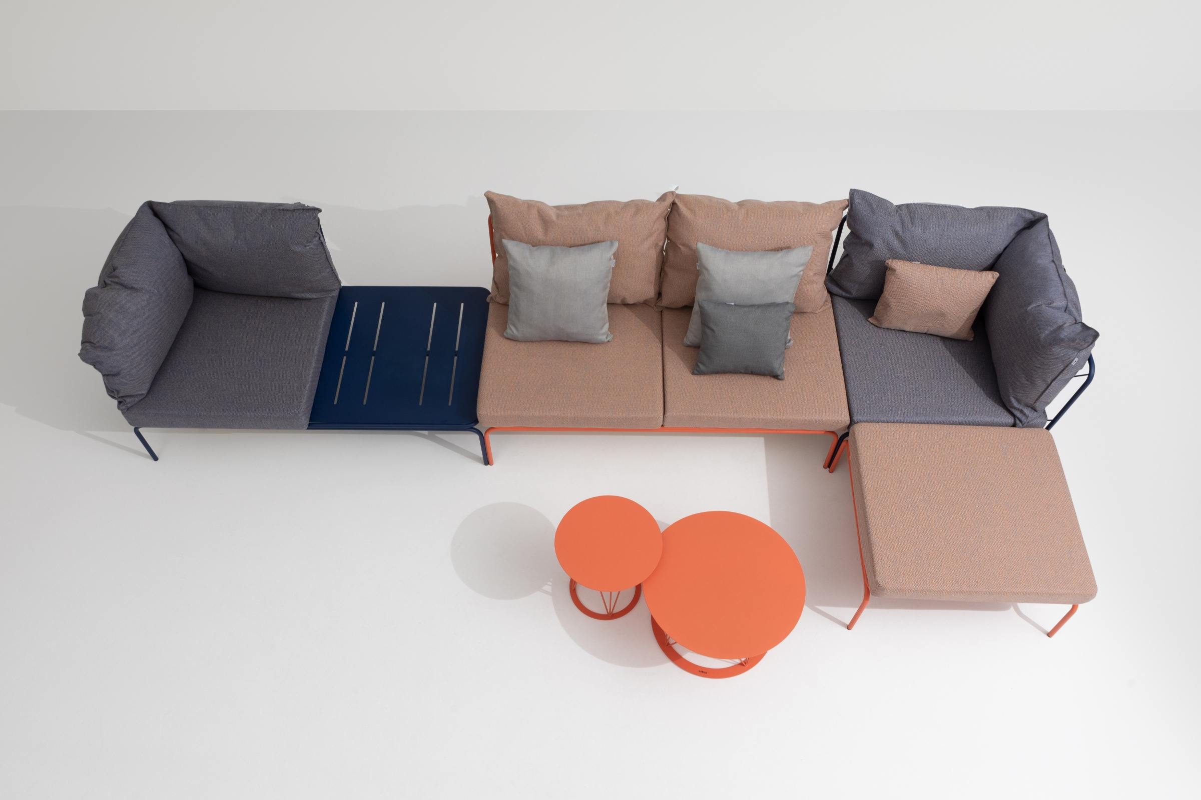 Modulares Gartensofa Mittelelement mit zusätzlichen Loungemöbeln
