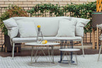 Weißes Gartensofa von GARDA, im Garten mit passenden Gartentischen