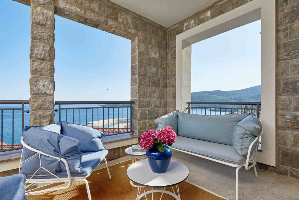 ATAMAN Designer Gartensofa von GARDA, auf einer Veranda mit Meerblick