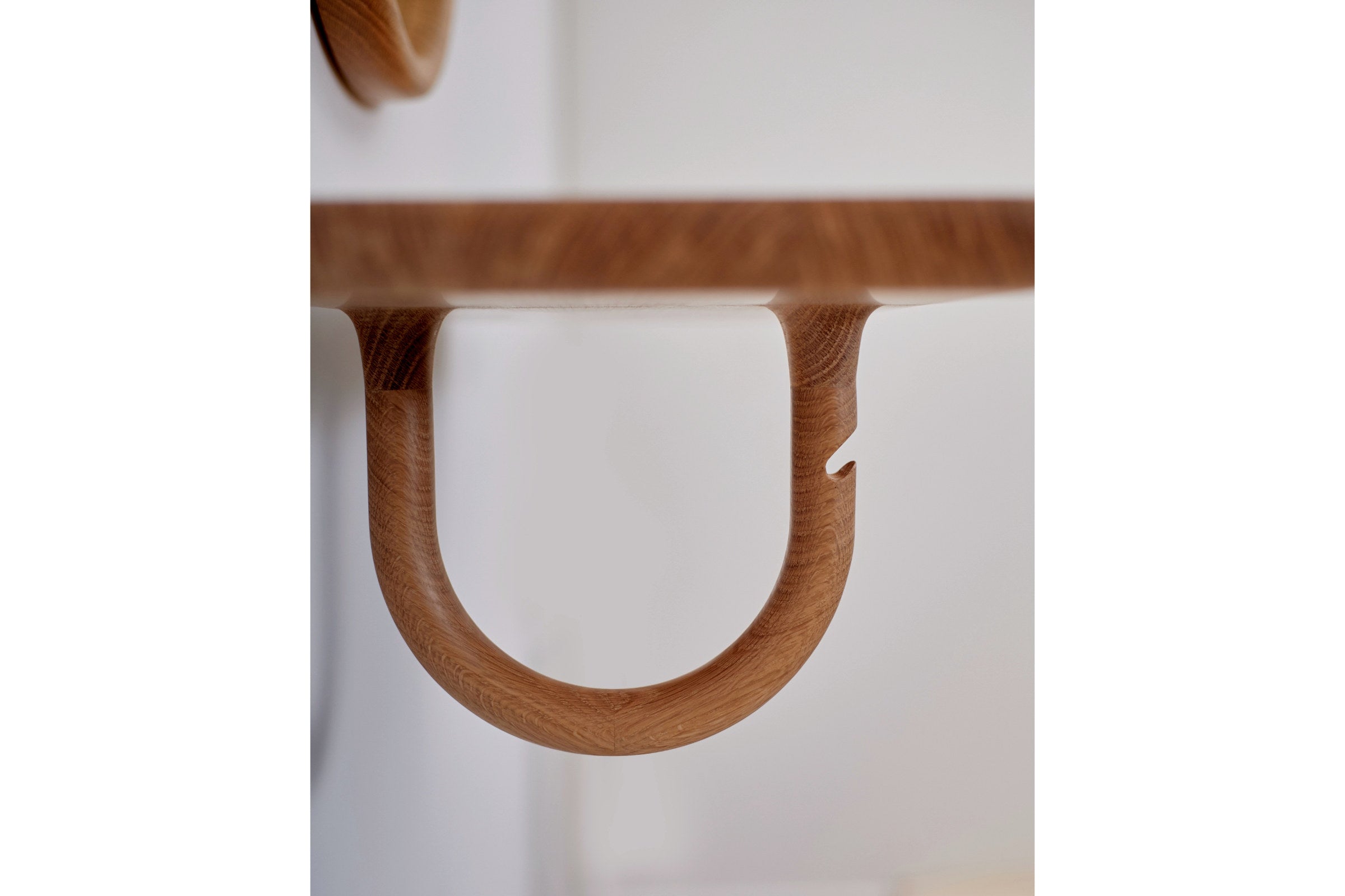 Funktionaler Holz-Haken unter dem Regal