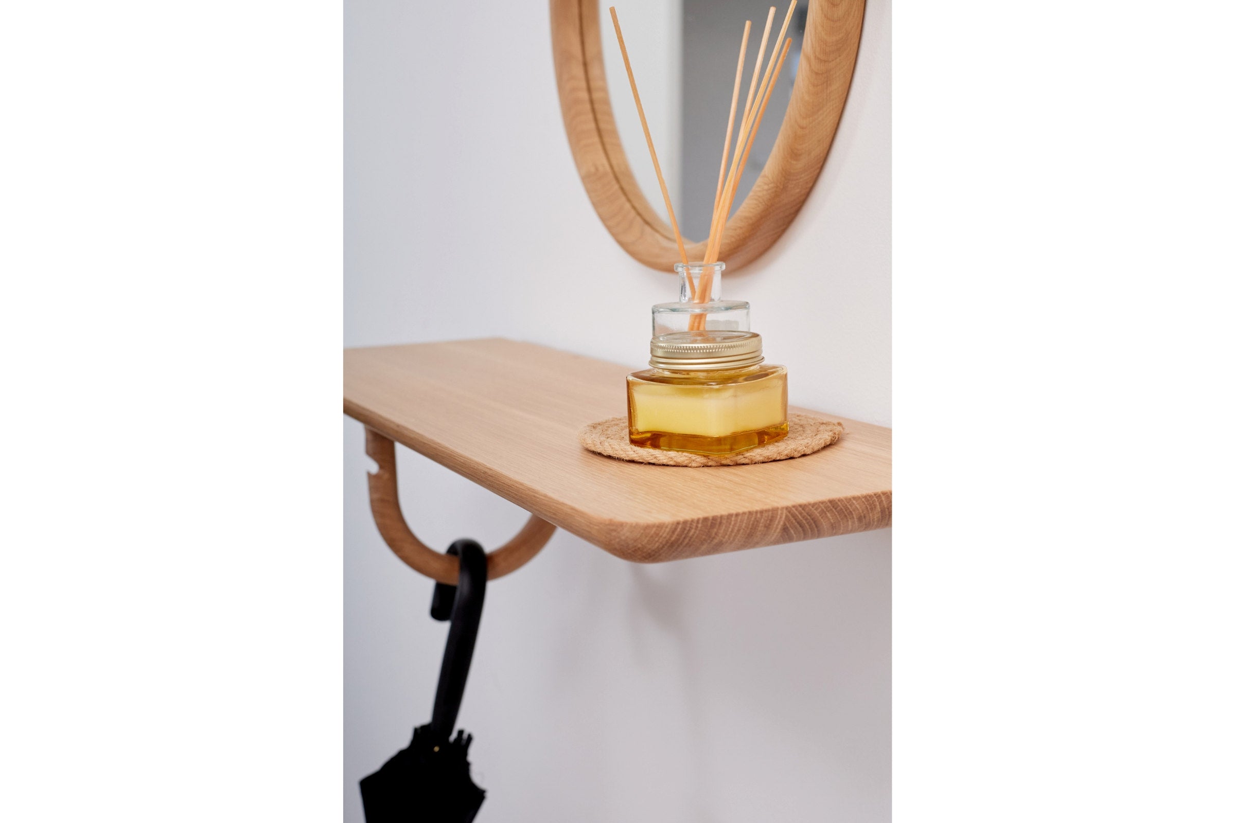 Regal mit Diffusor und Spiegel – skandinavisches Design