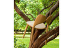 Stuhl in einem Baum aufgehängt – Natur trifft auf Design