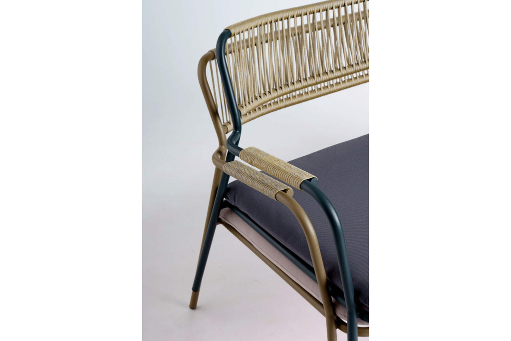 Detailaufnahme der Armlehne mit Outdoor-Geflecht beim Gartensofa