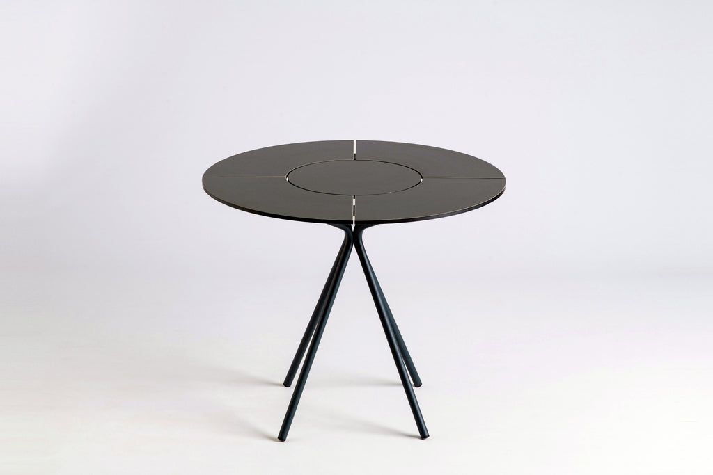 Gartentisch Studioaufnahme minimalistisch