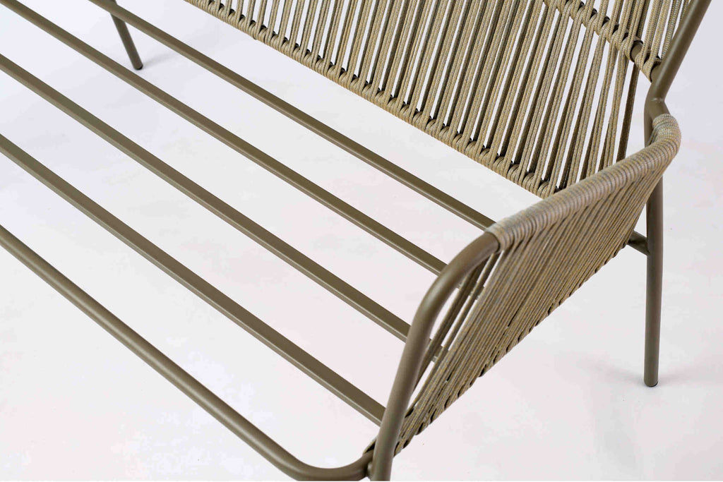 Detailansicht des Gartensofas ohne Kissen Metallstruktur