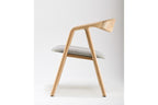 Minimalistisches Design des BLED Designer Easy Stuhls mit grauer Sitzfläche