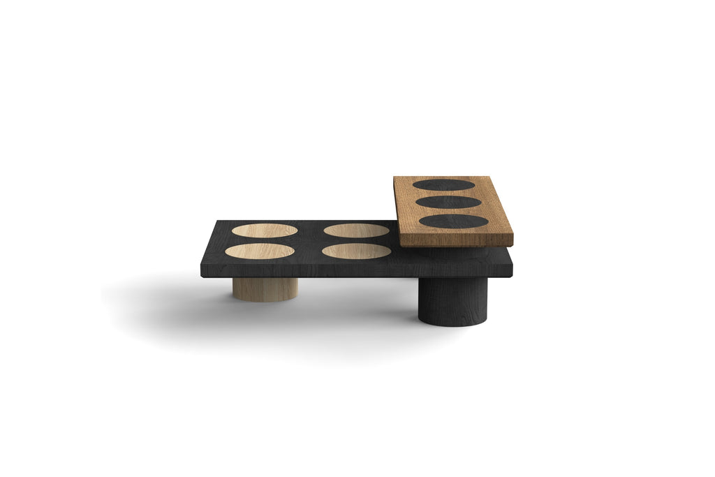 Seitenansicht des BLOK Designer Couchtischs mit kontrastierenden Holztönen