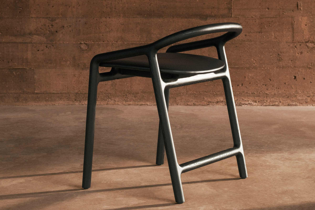 Kompakter BRIONI Holzstuhl mit runder Lehne