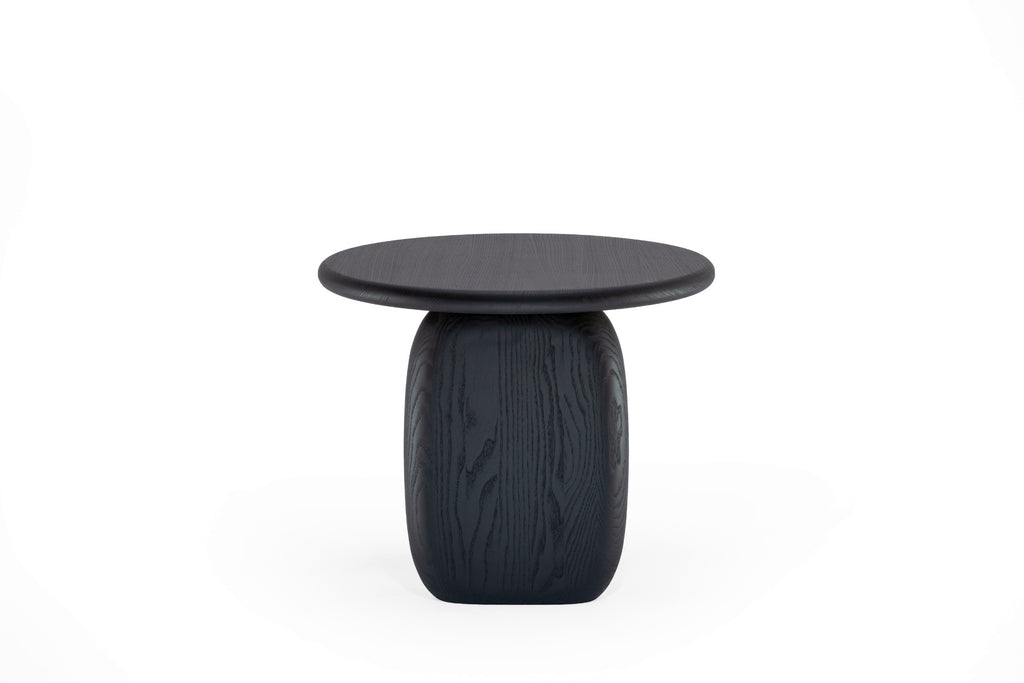 Skulpturale Form des CAIRN Designer Beistelltischs mit runder Platte