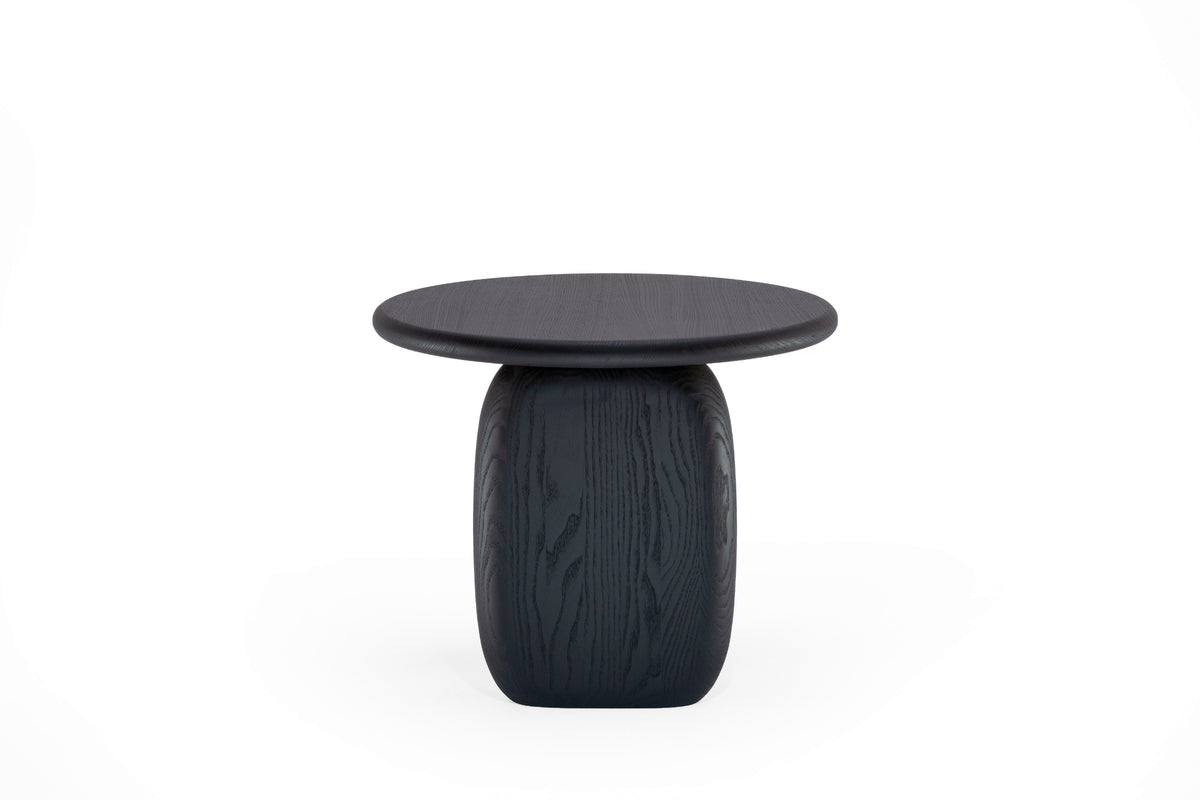 Skulpturale Form des CAIRN Designer Beistelltischs mit runder Platte
