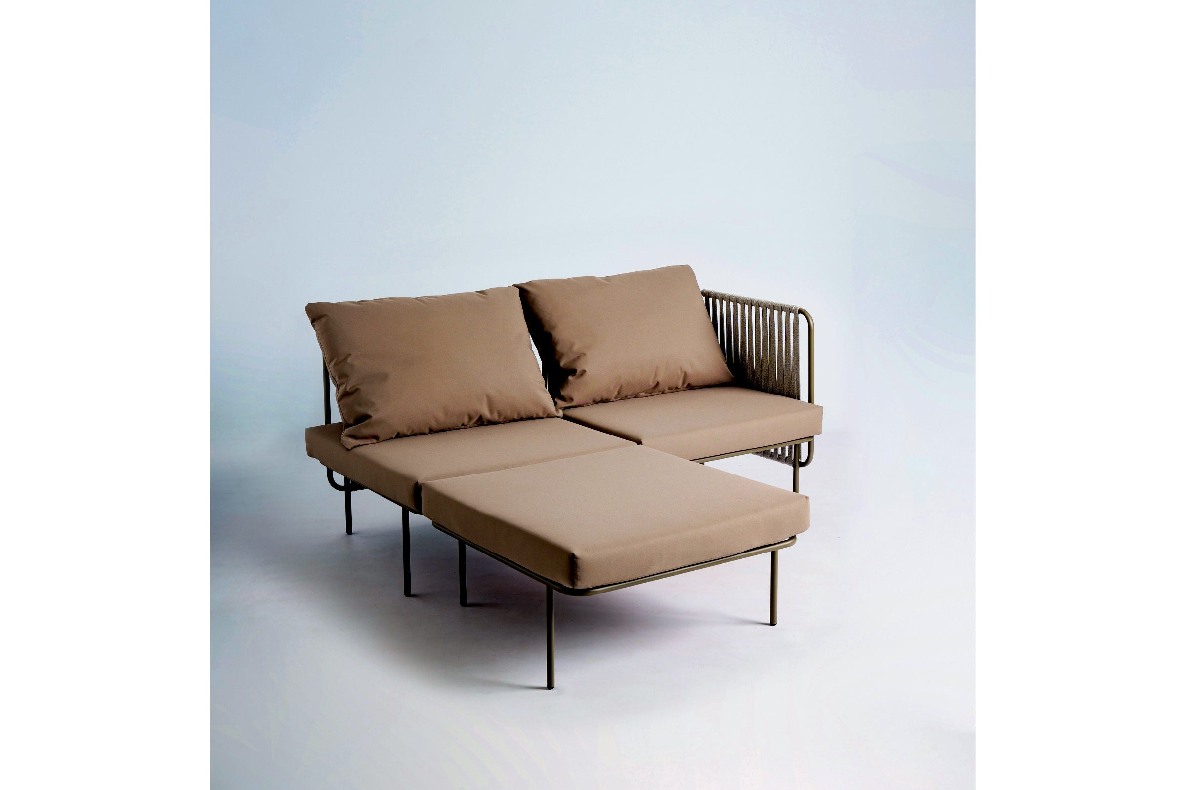 COMBO Gartensofa mit Armlehne und Kissen – Outdoor Komfort