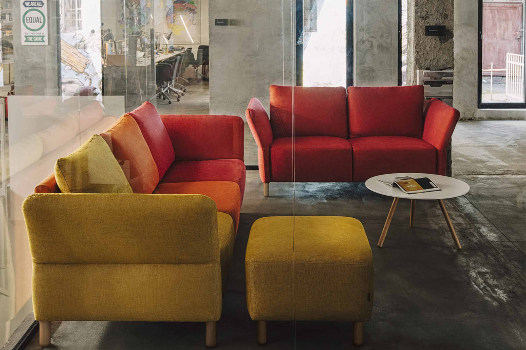 Designer Sofa von EXTRAFORM in verschiedenen Farben im modernen Wohnraum