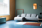 Designer Sofa mit Ottomane in einem modernen Wohnraum