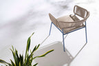 Designer Gartenarmsessel mit Kissen in moderner Outdoor-Szene