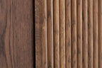 Detailansicht der Holzmaserung der gerillten Front des Highboards