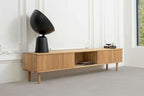 GROOVE Massivholz-Lowboard von Whiteoak mit einer dekorativen schwarzen Lampe darauf in einem modernen Interieur