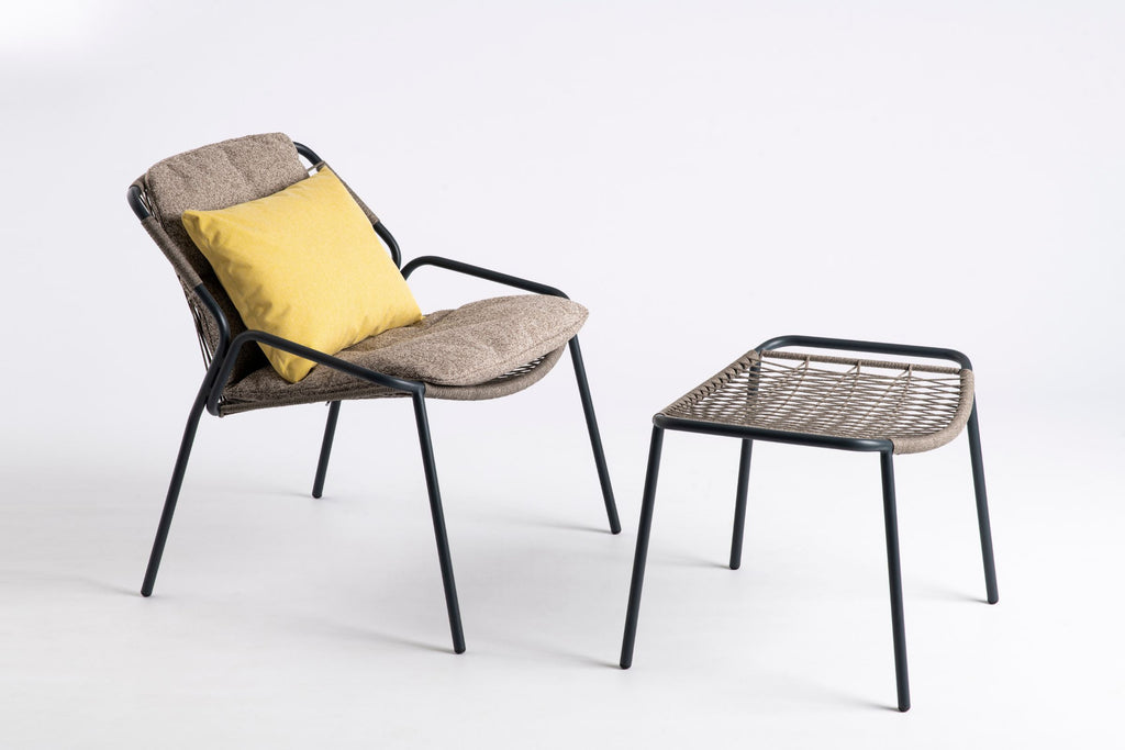 KAPUA Designer Garten-Barhocker von GARDA neben einem Sessel