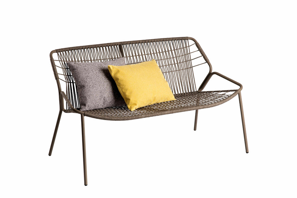 Outdoor-Sofa mit gelben und grauen Kissen – freigestellt