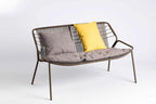 Gartensofa mit Polstern und Kissen – Perspektivansicht