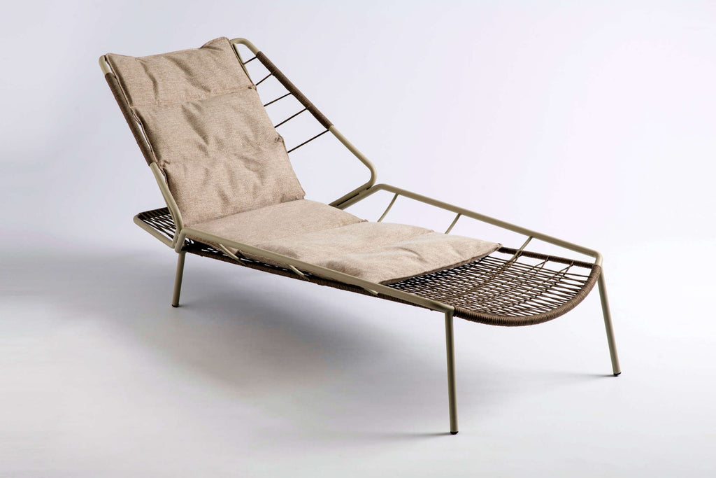 KAPUA Designer Sonnenliege von GARDA – Seitenansicht mit Kissen