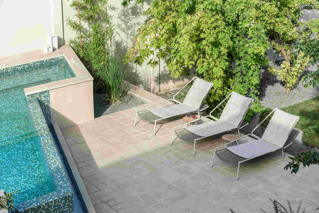 Poolliegen im Außenbereich – elegante Poolanlage – Blick von oben