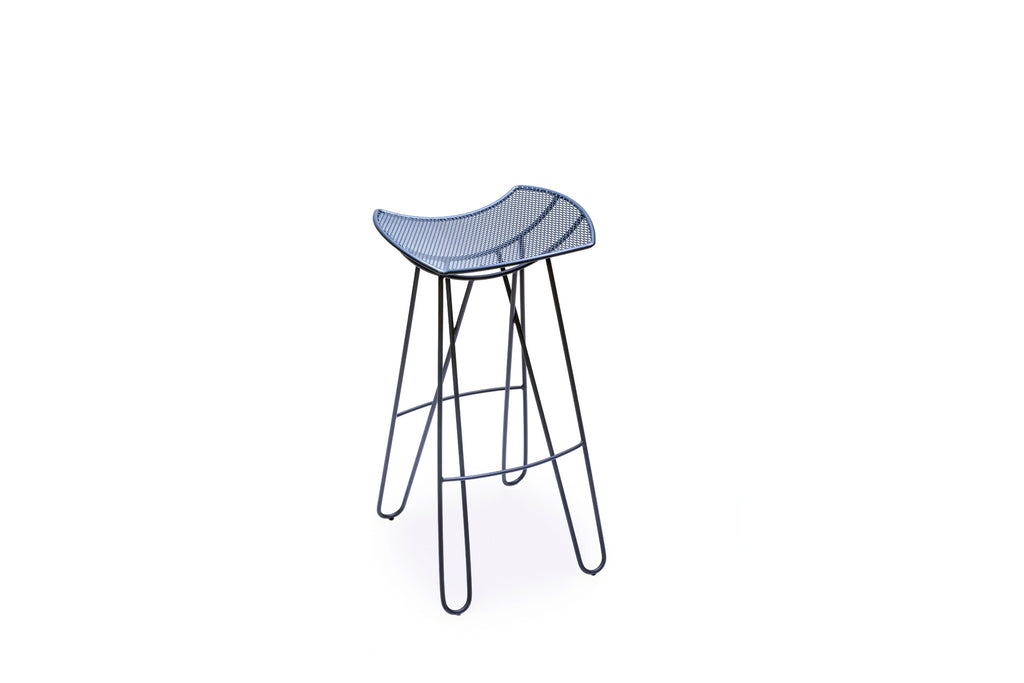 Designer-Barhocker LEI mit geschwungener Sitzfläche aus Streckmetall