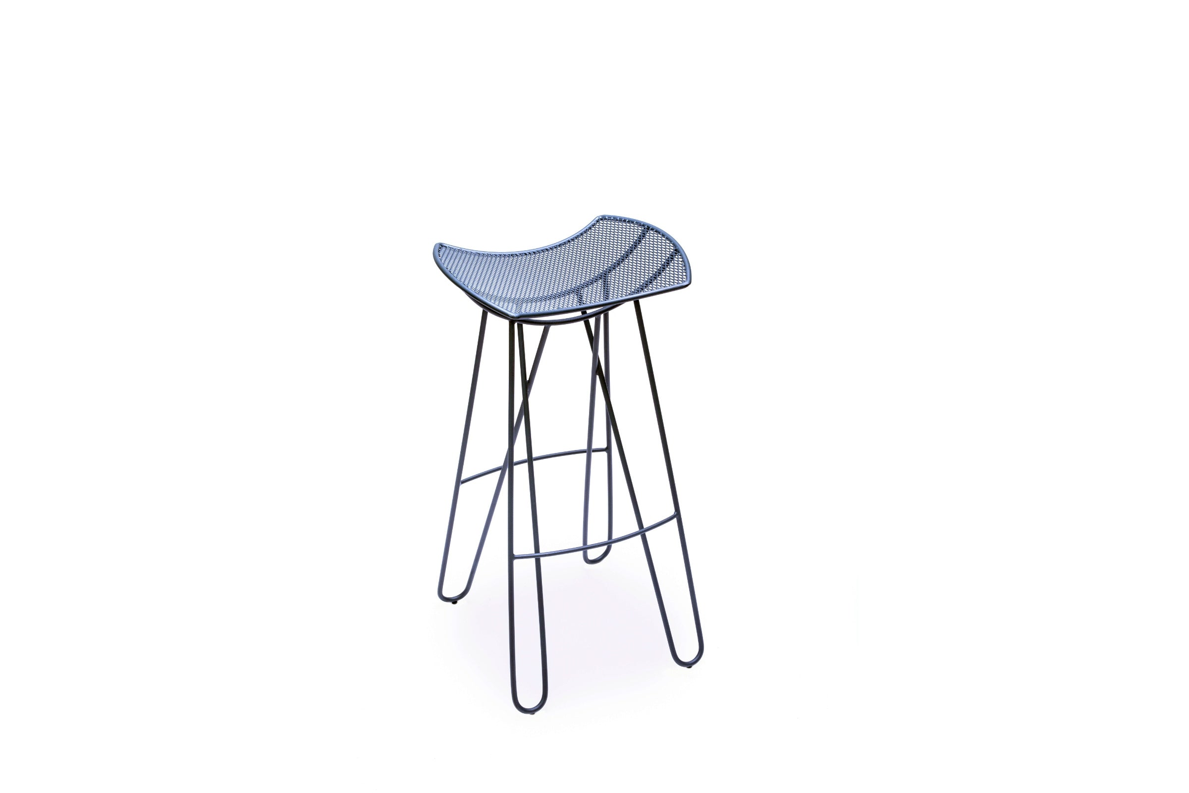 Designer-Barhocker LEI mit geschwungener Sitzfläche aus Streckmetall