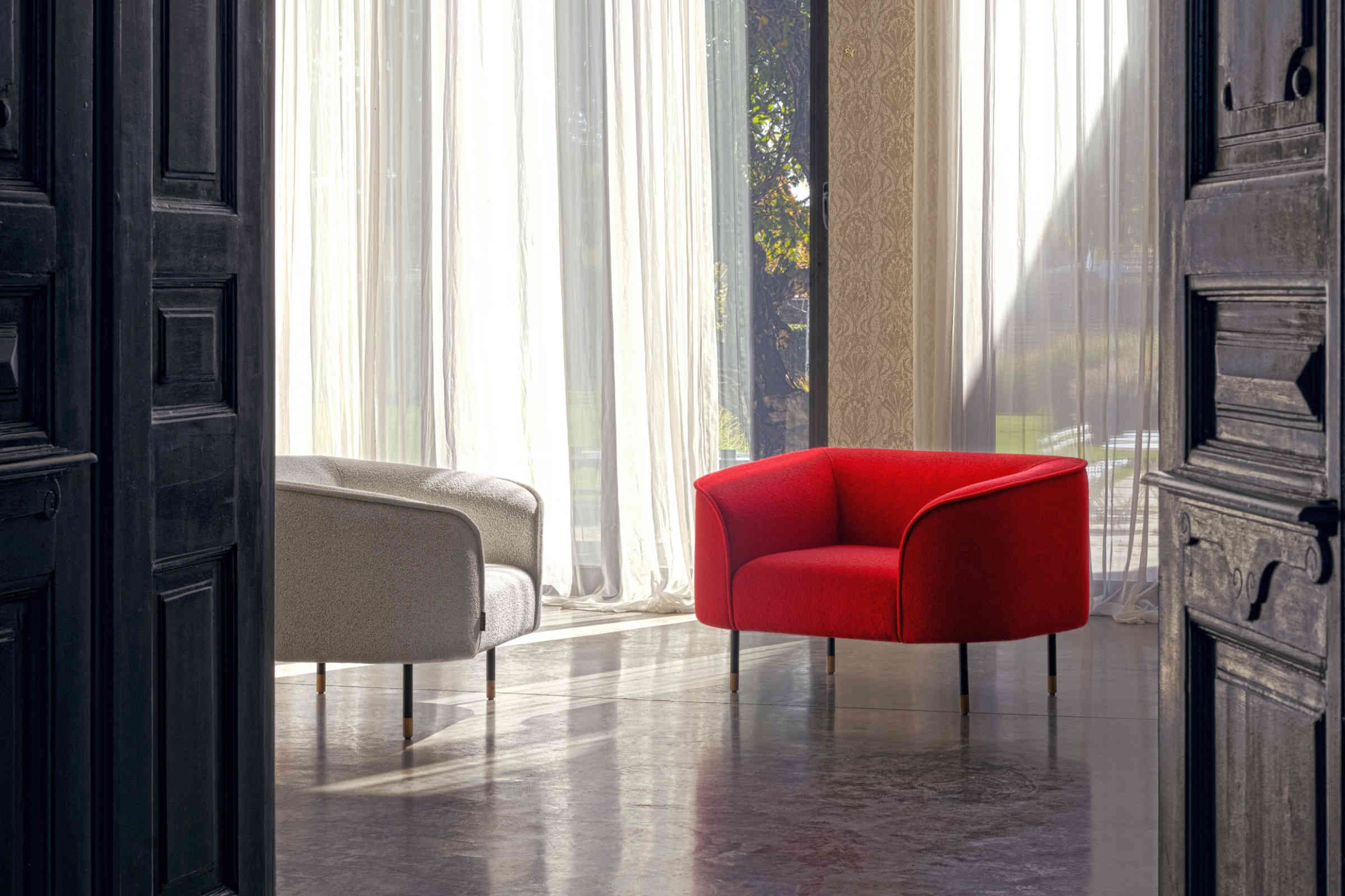 Roter und beiger Le Mans Sessel im harmonischen Interieur