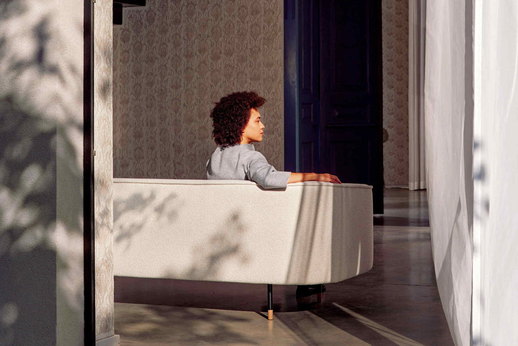 Sofa in Cremeweiß mit Person von hinten
