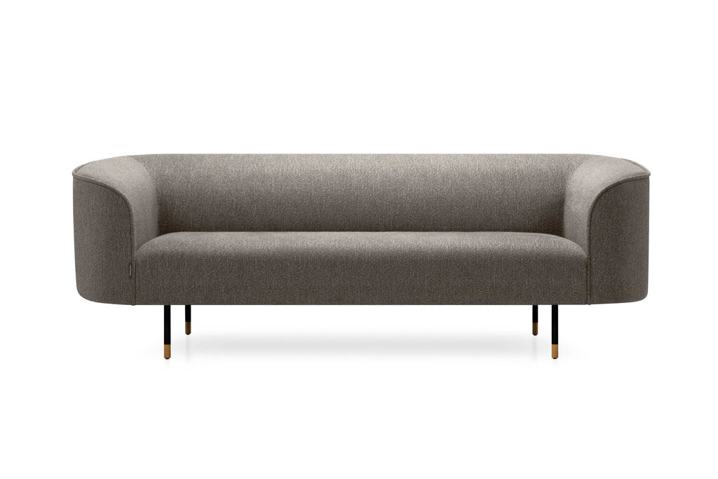 2-Sitzer-Sofa vor weißem Hintergrund