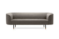 2-Sitzer-Sofa vor weißem Hintergrund