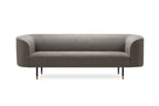 2-Sitzer-Sofa vor weißem Hintergrund