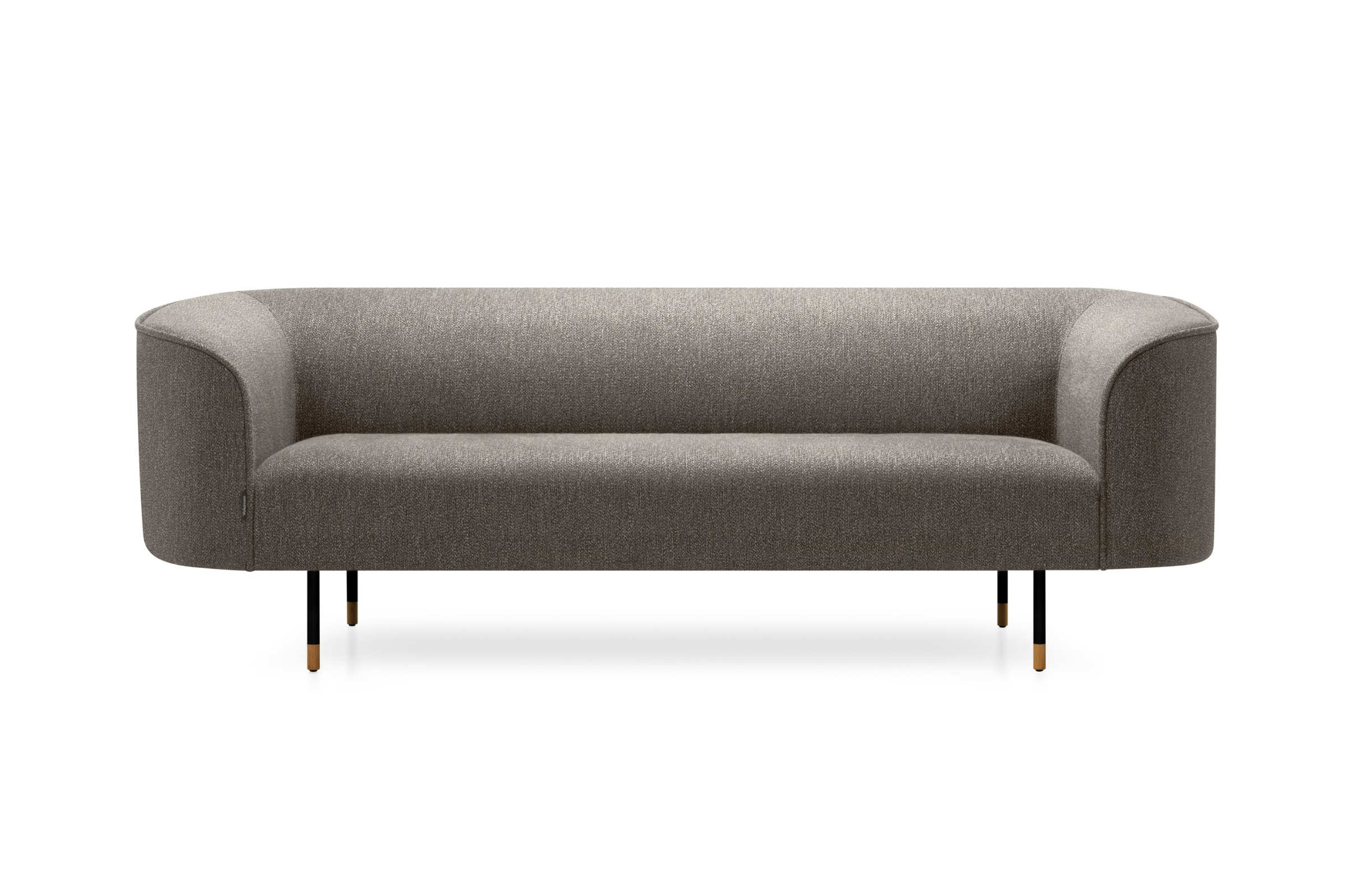 2-Sitzer-Sofa vor weißem Hintergrund