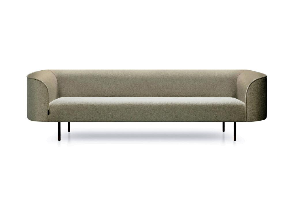 3-Sitzer-Sofa vor weißem Hintergrund