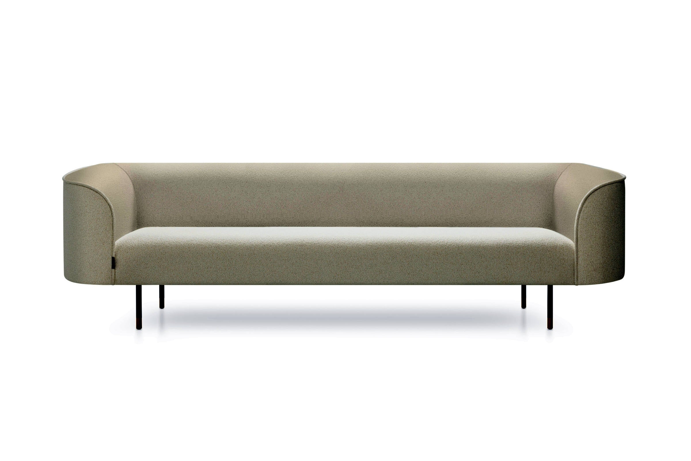 3-Sitzer-Sofa vor weißem Hintergrund