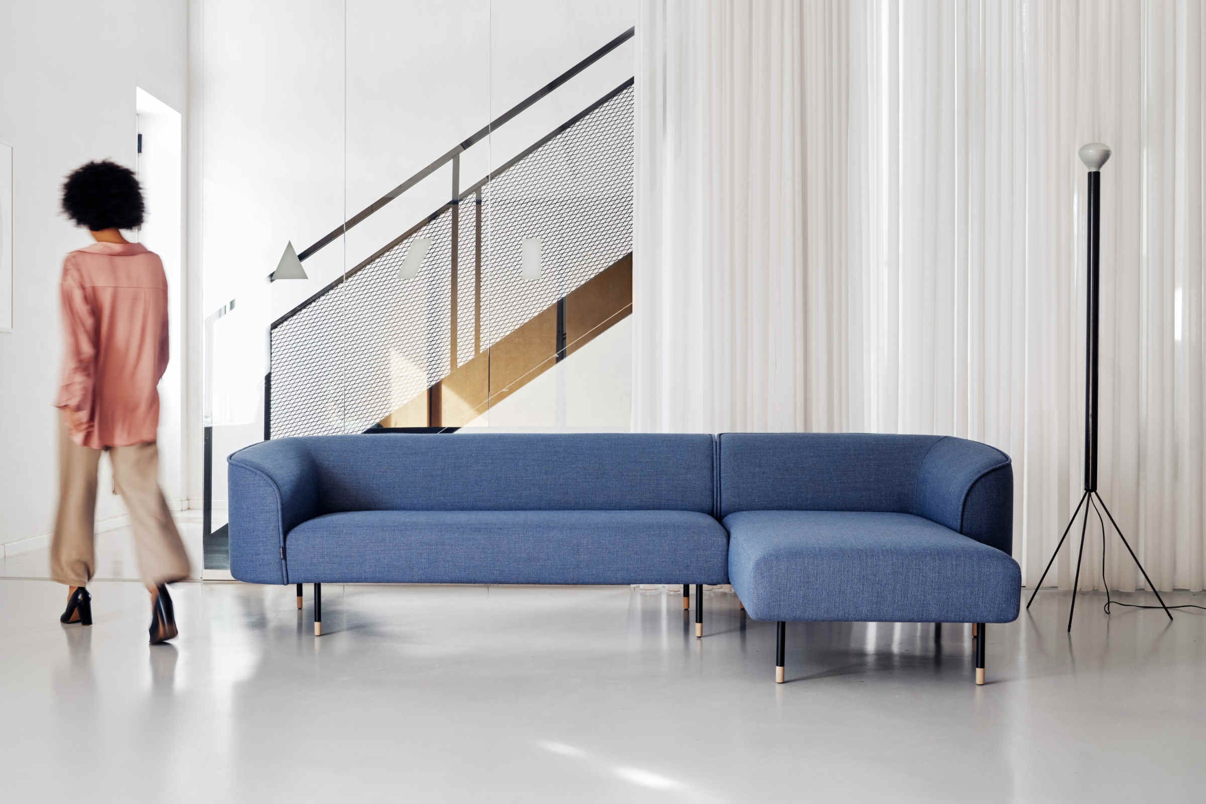 Sofa mit Chaiselongue im modernen Interieur