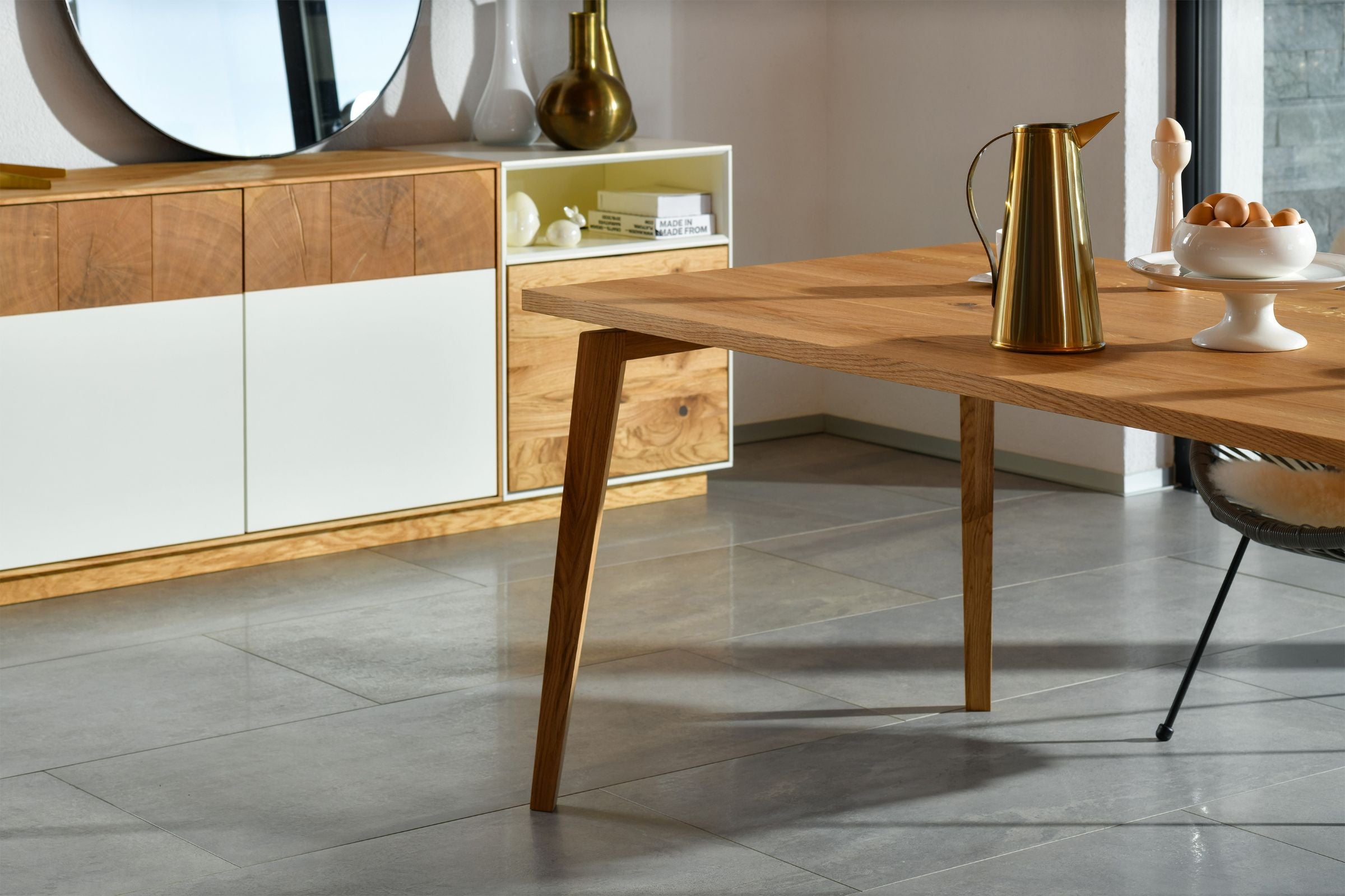 Moderner LOTTE Massivholz Esstisch aus Eiche von WHITEOAK in einem hellen, stilvollen Raum