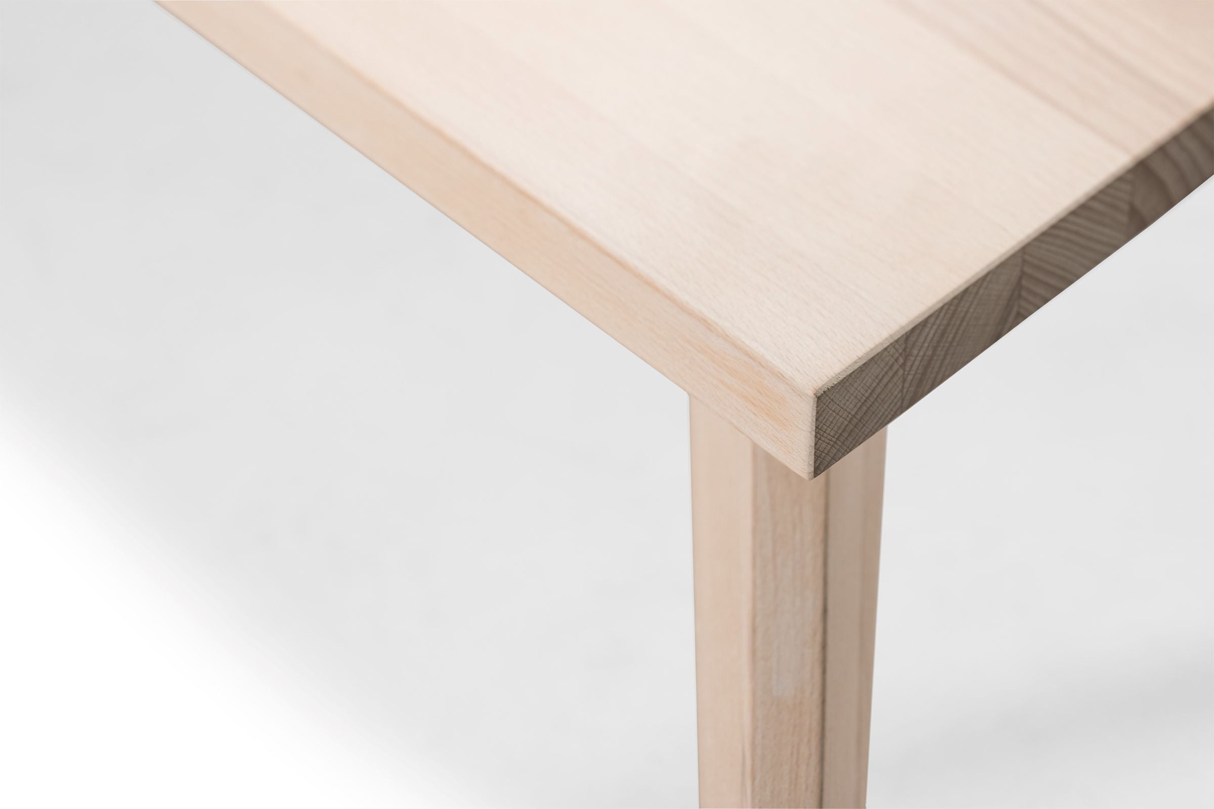 Nahaufnahme der Tischplatte des Esstisches, hervorhebung der Holzmaserung und Verarbeitungsqualität