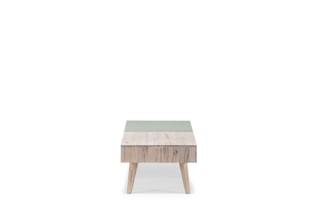 LOTTE Massivholz Couchtisch von Whiteoak, Seitenansicht mit grünem MDF-Element