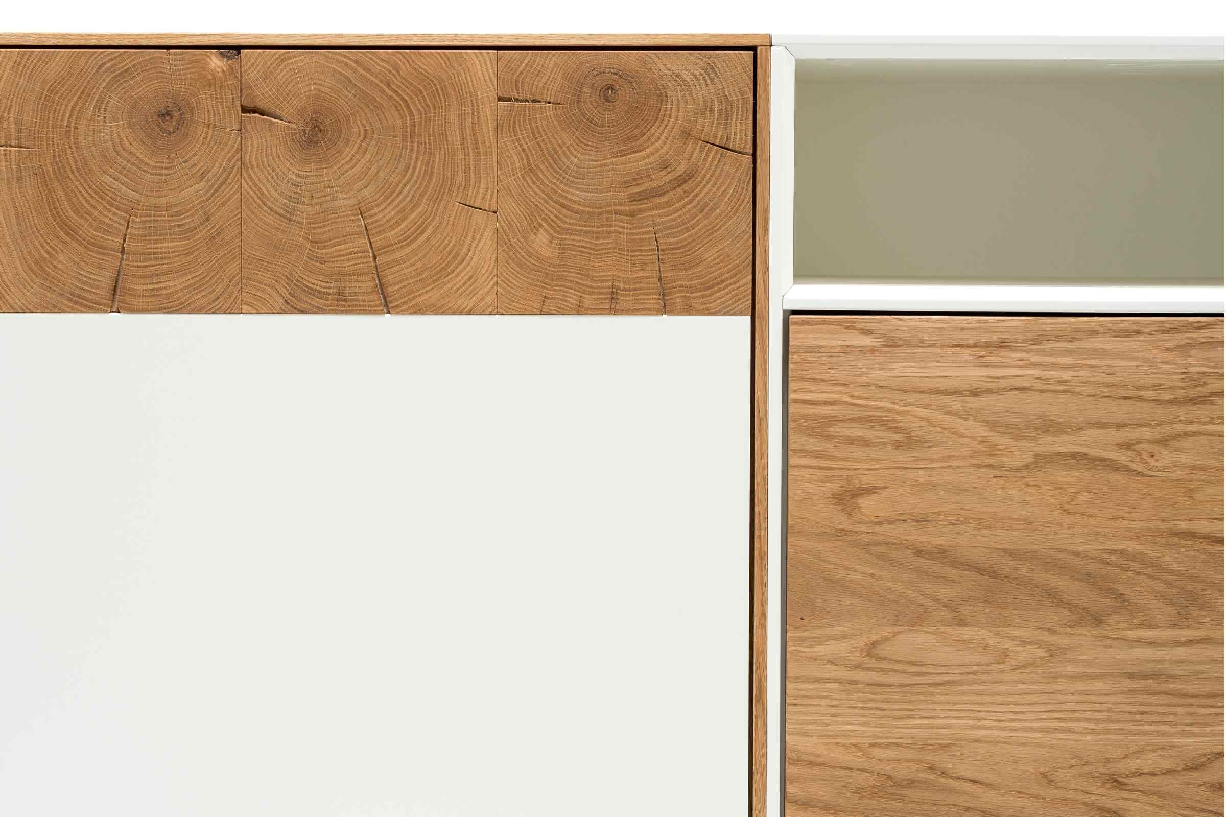 Detail der Holzmaserung und MDF-Elemente des Sideboards