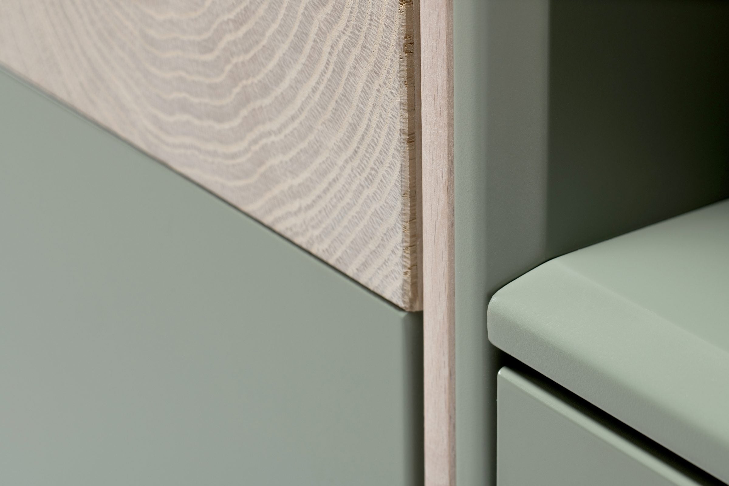 Kombinierte Holz- und MDF-Elemente des Sideboards