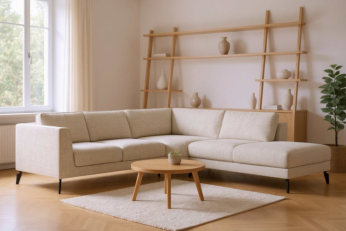 Sofa in hellem Wohnraum mit Chaiselongue und schwarzen Füßen