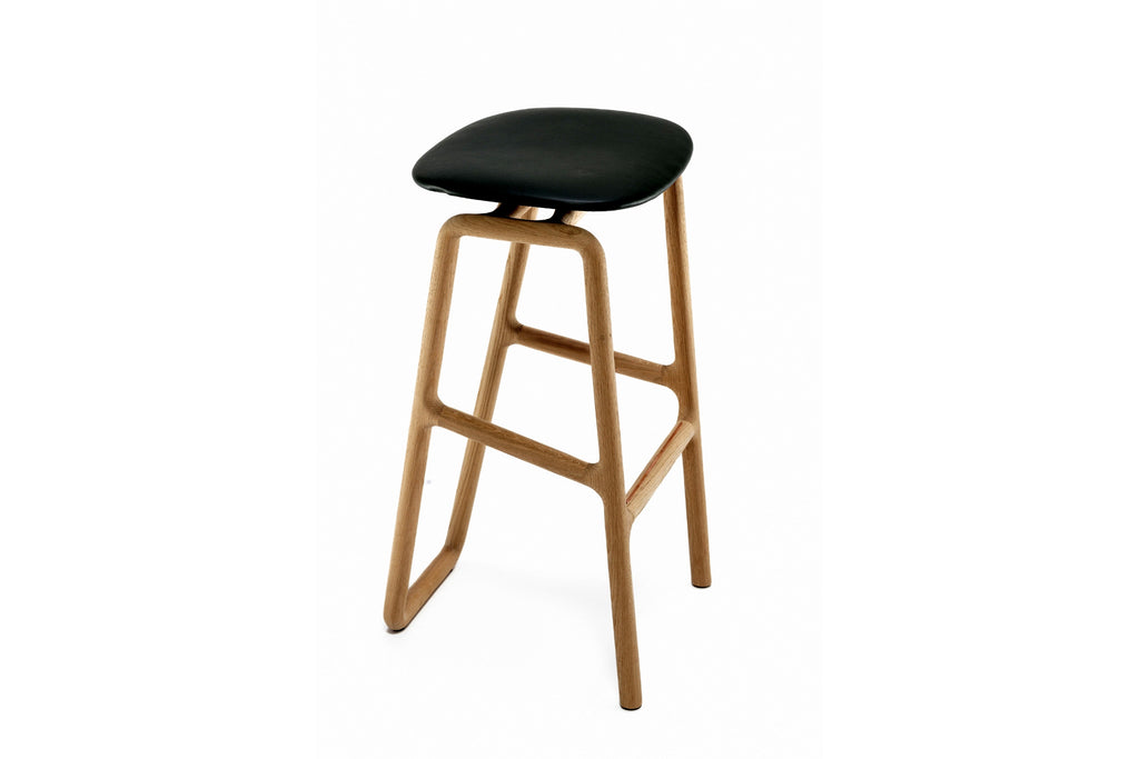 Linke Seitenansicht des Designer Barhockers – Massivholzgestell