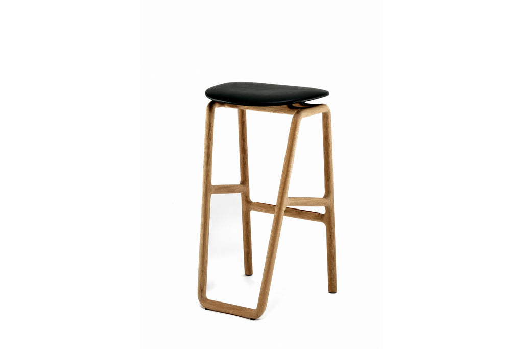 MARSHALL Designer Barhocker aus Massivholz mit Ledersitz – Schrägansicht